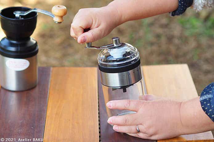 ダイソー「手挽きコーヒーミル」でコーヒー豆を挽く様子