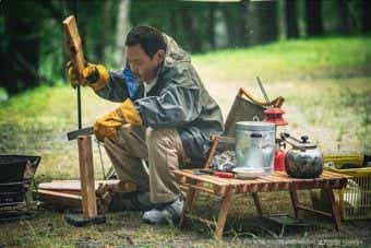 薪を割る男性