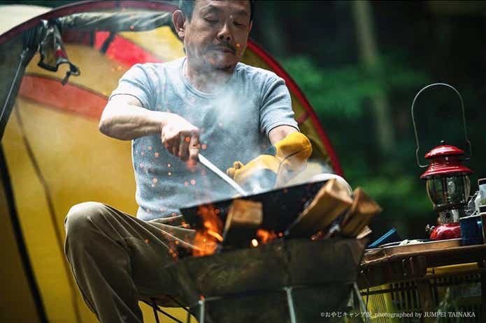 キャンプで調理する男性