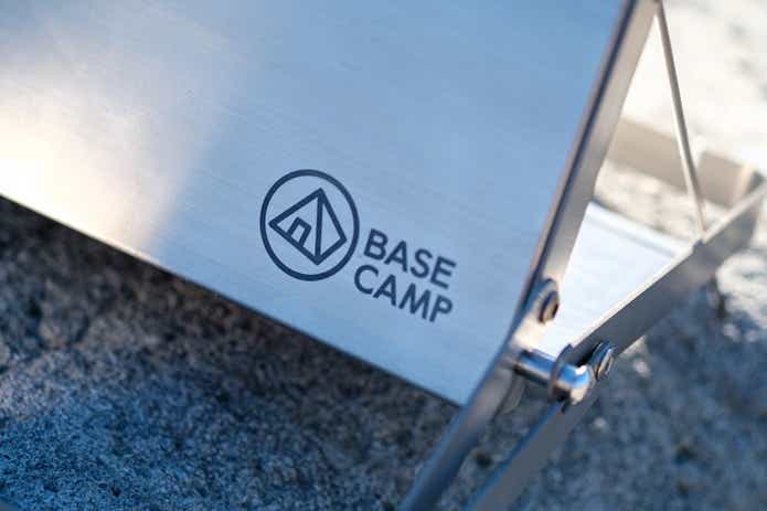 テンマクデザイン「男前ファイアグリル」 板材に刻まれているBASE CAMPのロゴ
