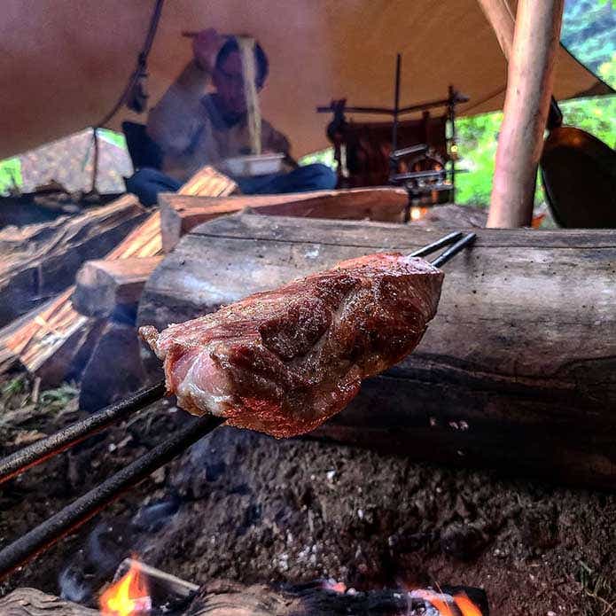 焚き火料理 くるくる肉直火焼き