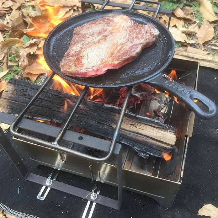 焚き火料理 LAVA「鋳物フライパン」でステーキを焼く様子