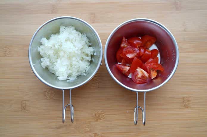チルドおでんで作る和風カレー 細かくみじん切りにした玉ねぎと一口大に切ったトマト
