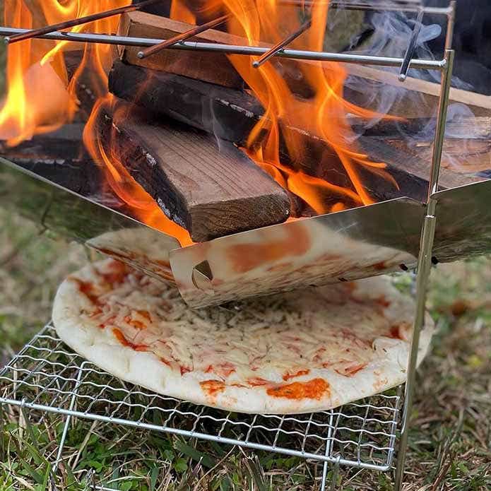 焚き火料理 焚き火台の下でピザ