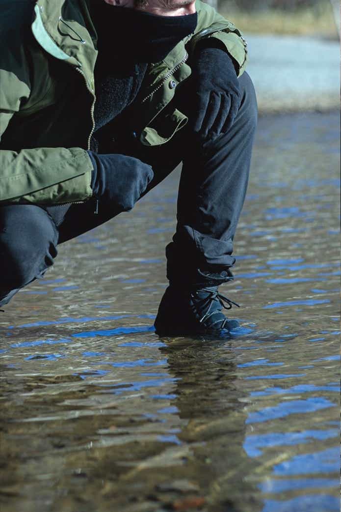 ASICS SportStyle GEL-YETI TOKYO HI G-TX “CLAY” for nonnativeを履いて川に足を浸けている男性