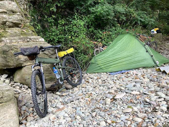 MTB サイクリングの遠征先でテントを張ってデイキャンプ