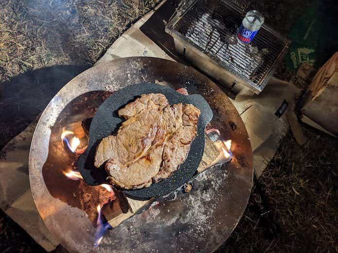 Mac Outdoor「マックパン」で肉を焼く様子