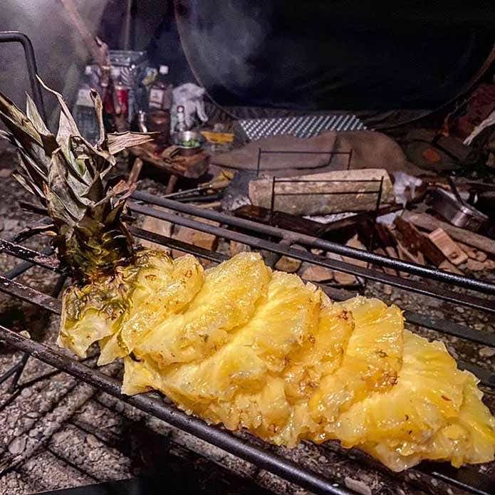 焚き火料理 焼きあがったパイナップル