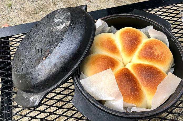 焚き火料理 焼きあがったパン