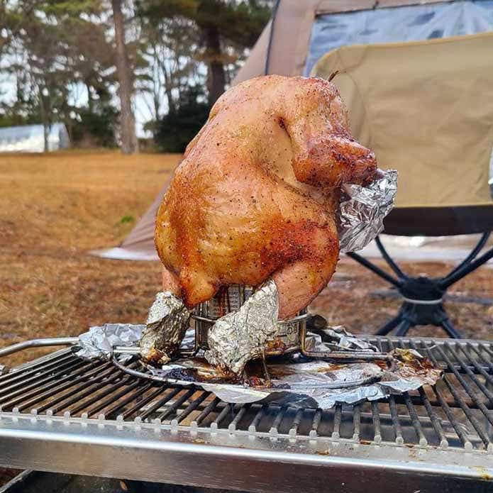 焚き火料理 ビア缶チキン 焼きあがった丸鶏