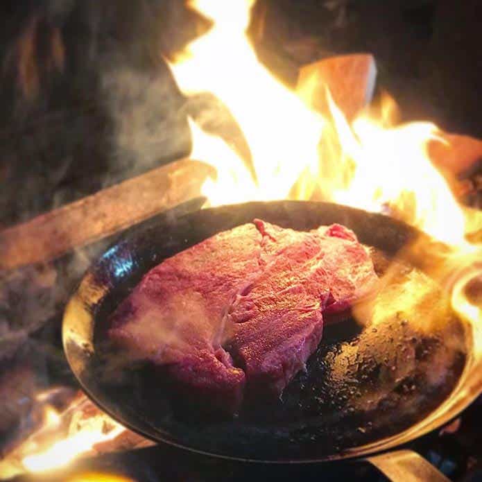 焚き火料理 直火で焼く分厚いステーキ