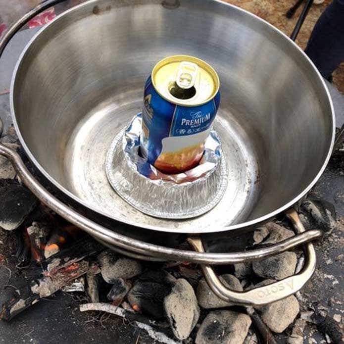 焚き火料理 ビア缶チキン 鍋に缶ビールを立てた様子