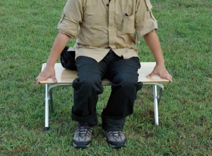 フォールディングシェルフ ロング竹に座る男性