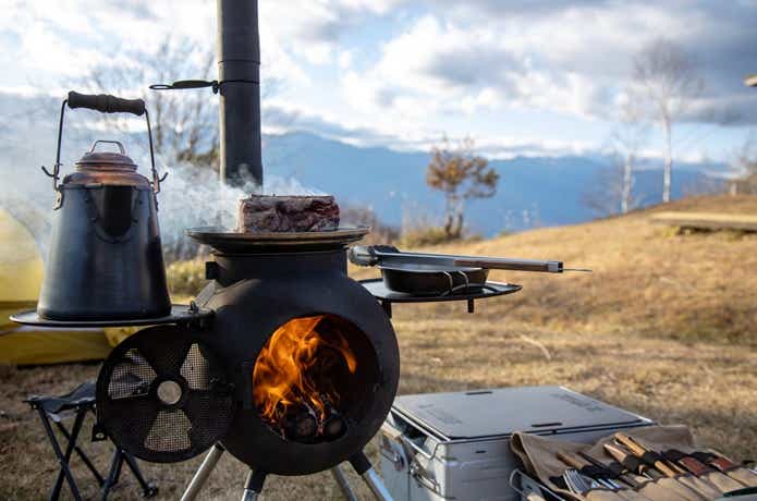 陣馬形山キャンプ場 極厚ステーキを焼く様子