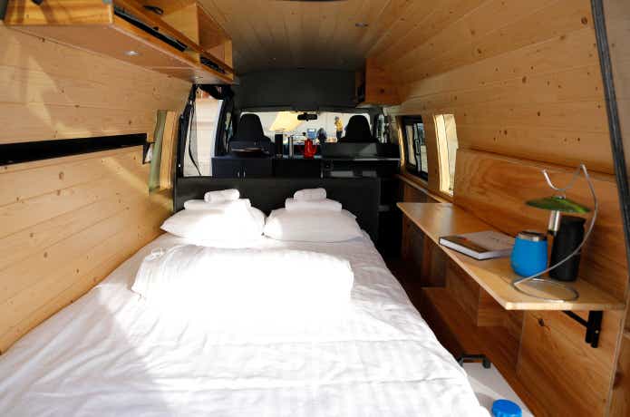 バンライフ 荷台スペースに本格的なベッドが備え付けられた車内