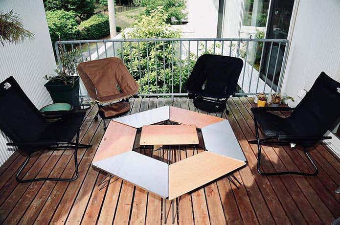 ハングアウト「アーチテーブル（Wood Top）」 ステンレス天板タイプのセットと組み合わせた様子