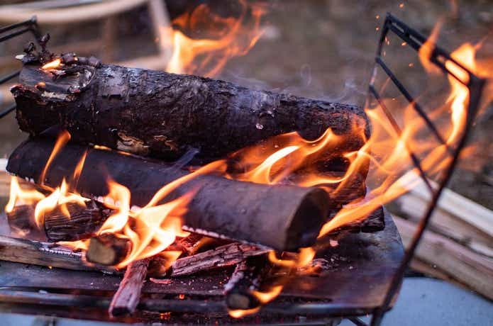 焚き火フレームに薪で焚き火