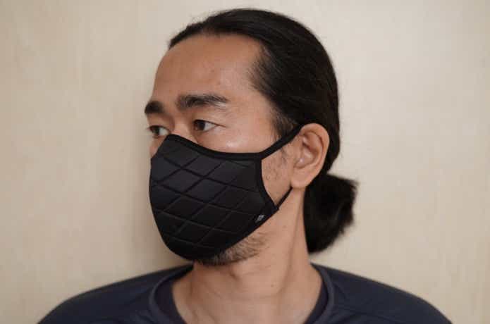 シートゥーサミット「バリア フェイスマスク」を着用