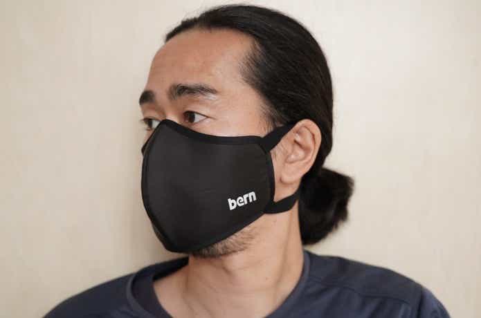 bern（バーン）「アウトドアマスク」を着用