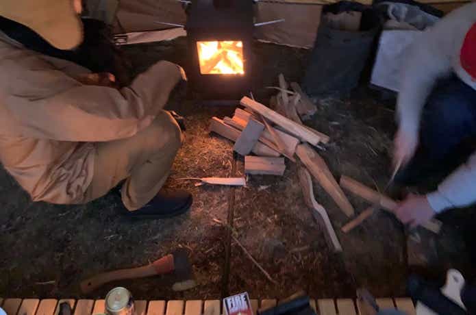ogawa「アポロンTC」にマウントスミの薪ストーブ「ロコモ」をインしてキャンプをする様子
