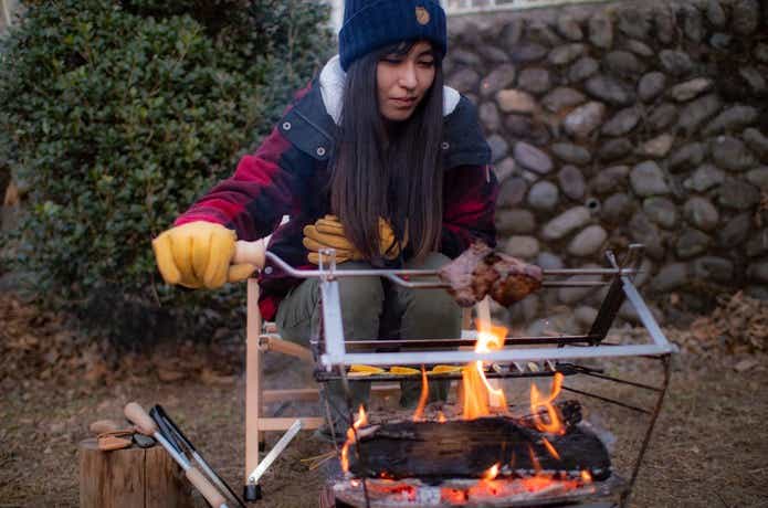 焚き火でかたまり肉を焼いている