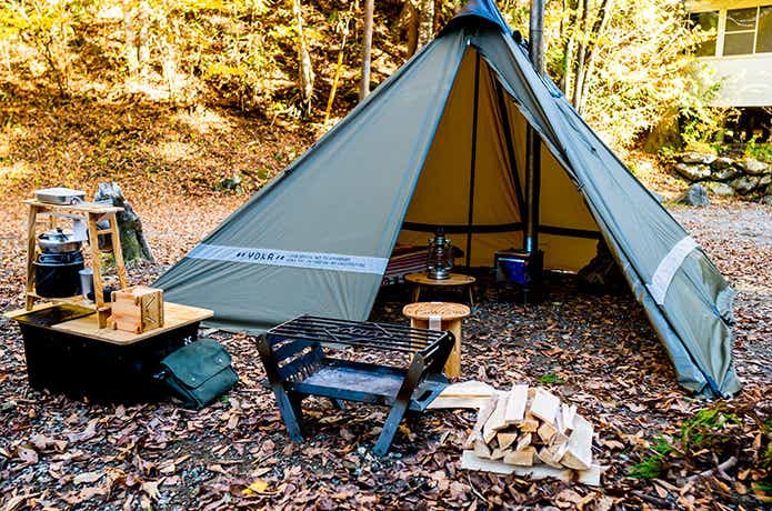 キャンプサイトとテント