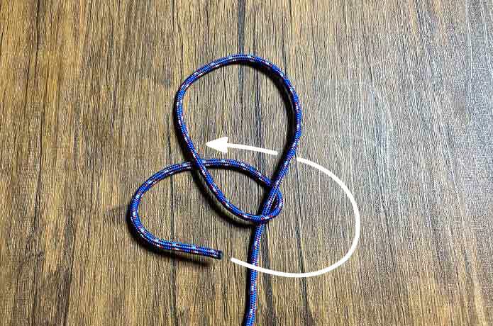 最初の巻きつけの上を通るようにロープの先端をメインロープにもう1周巻きつける