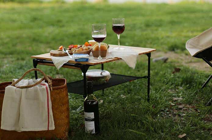 キャンプ 食材が置かれた木製テーブル