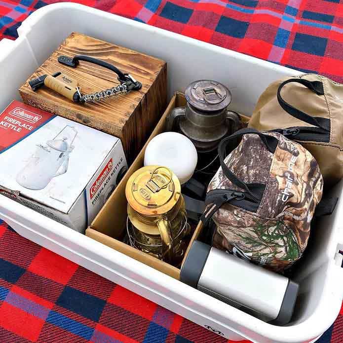 もう一つの50Lのトランクボックスに自作のスパイスボックスなどを収納