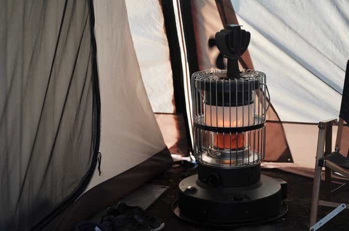 石油ストーブをテントを温めている