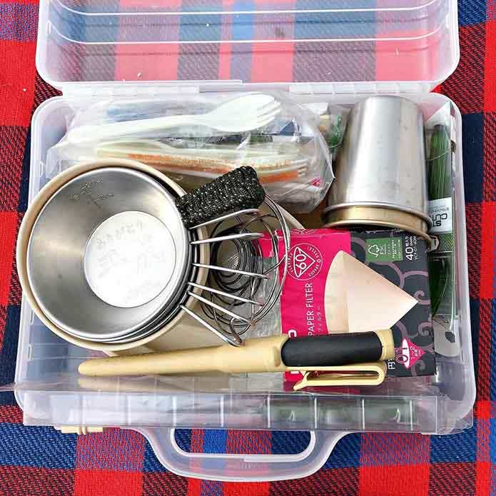 透明のトランク型ボックスにカトラリーなどを収納