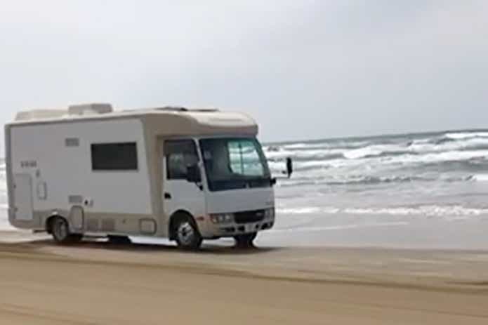 フィールドライフ社の『シリウス』で砂浜をドライブ