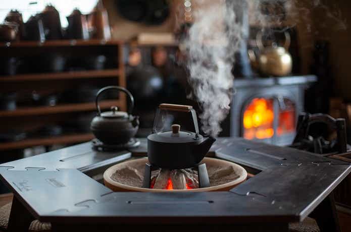 「グリ次郎テーブル」の中に火鉢を入れ、囲炉裏風