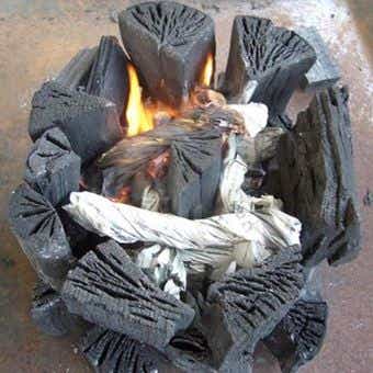 バーベキュー火おこし　炭を並べる