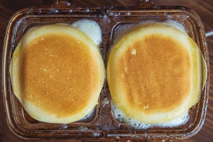焼き上がったチーズ蒸しケーキサンド