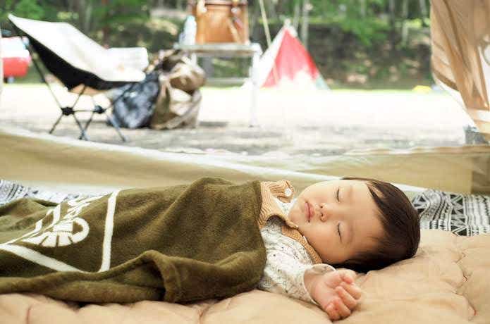 テントで寝る赤ちゃん