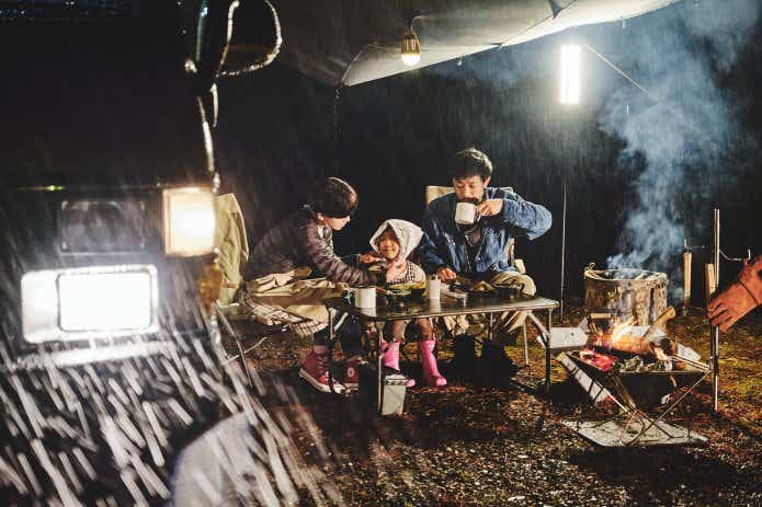 キャンプで料理を食べる親子
