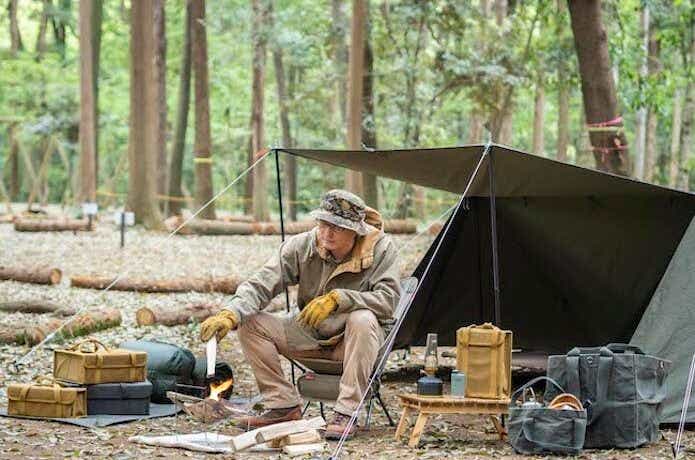 キャンプをしている男性