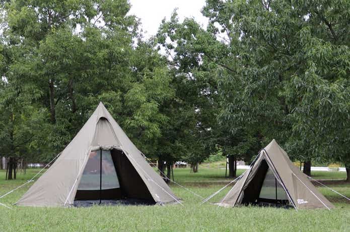 大きめのテントと小さめのテントが並んでいる