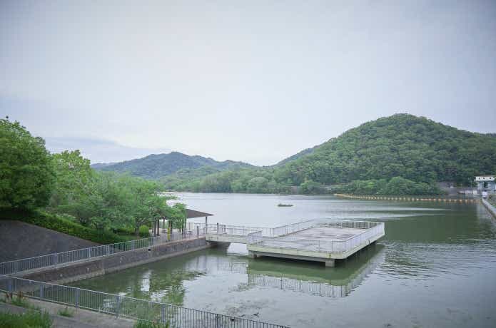 千丈寺湖のダムのほとり
