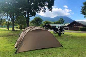 キャンプ場のテント、バイク