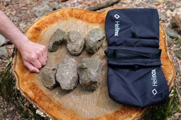 石とバッグのサイズ比較