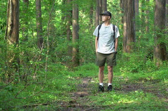 森を歩く男性