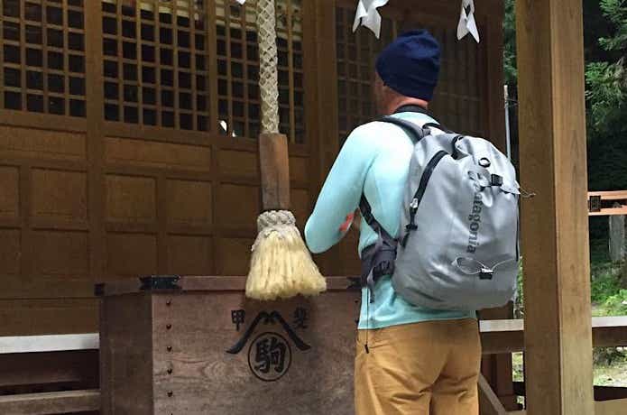 パタゴニア　リュックを背負って神社に参拝