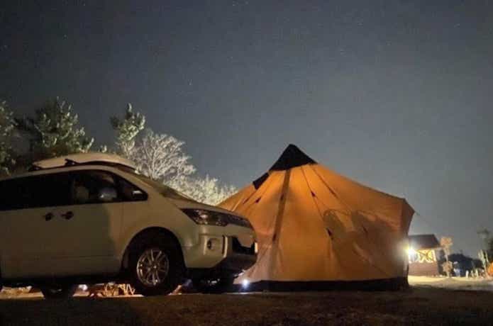 kooltomoさん車とテントが一緒に入った夜の写真