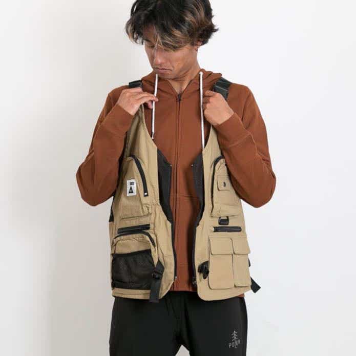 ポーラー キャンプバイブスポケットベストを着た男性