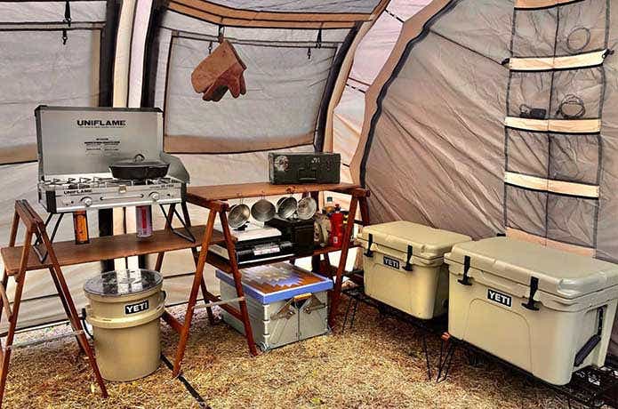 イエティのタンカラーのバケツ、ローディー、タンドラを使用したキャンプサイト