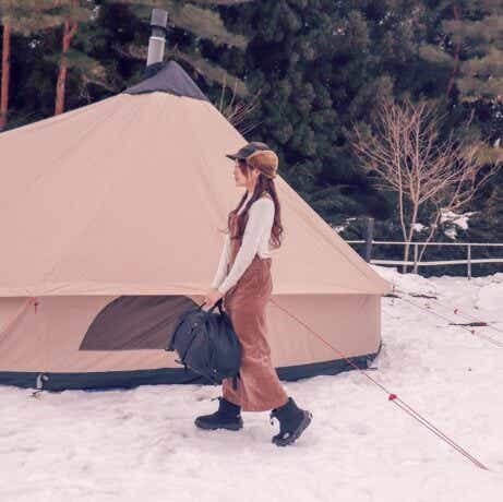 女性の冬キャンプのコーディネート