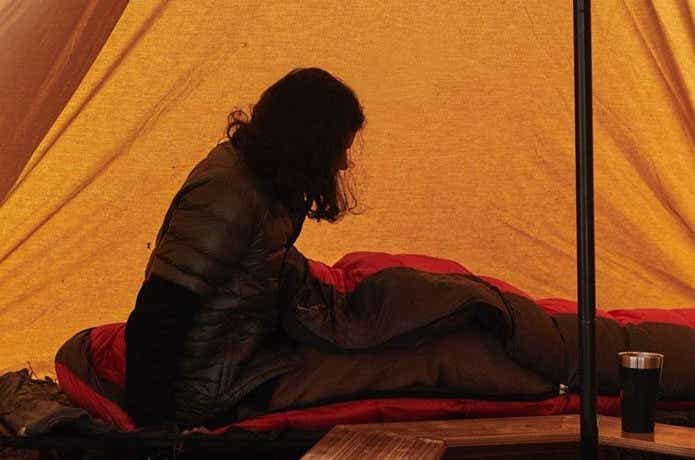 テント内で寝る男性