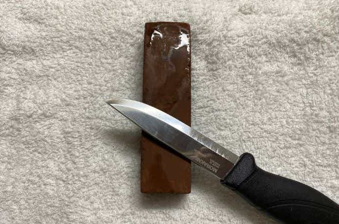 水砥石とサバイバルナイフ